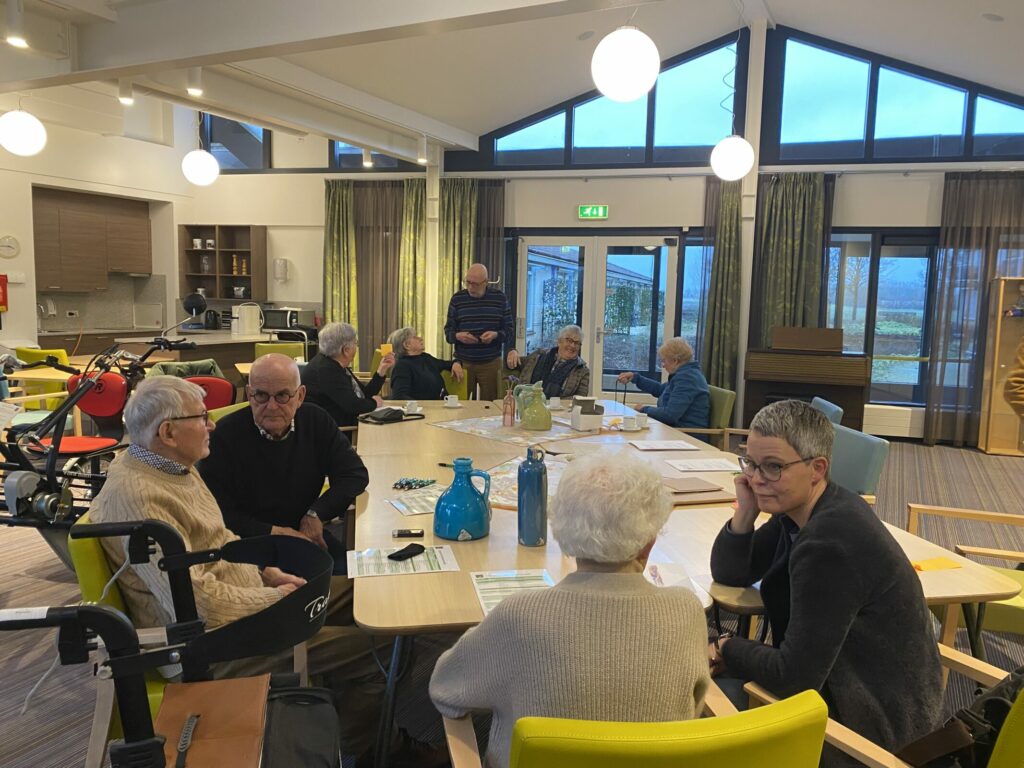 ouderen met elkaar in gesprek bij Smerdiek zorgt