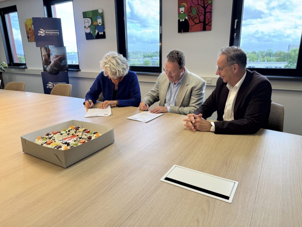 Wethouder Treurniet, van Leeuwen en directeur/secretaris SWVO Verburg ondertekenen afspraken
